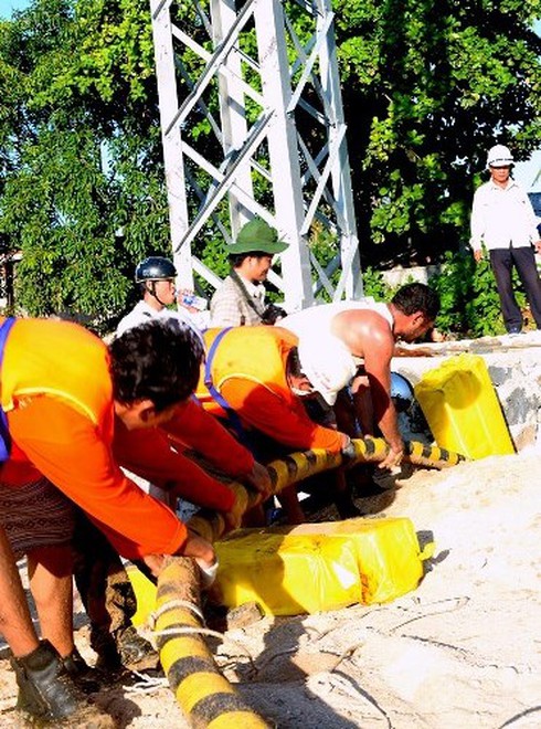 Cáp ngầm cấp điện đã vượt biển ra đến đảo Lý Sơn - ảnh 4