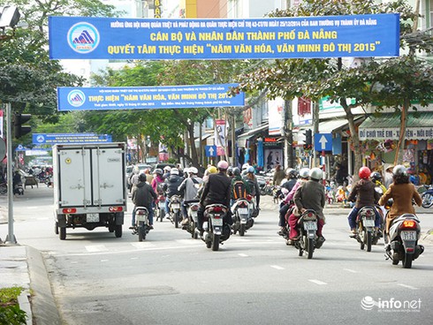 Đà Nẵng: Rác tràn lan quanh… các điểm nhấn kiến trúc! - ảnh 1