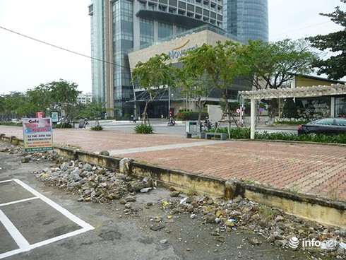 Đà Nẵng: Rác tràn lan quanh… các điểm nhấn kiến trúc! - ảnh 2