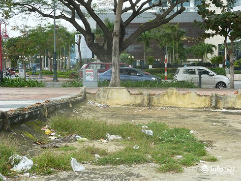 Đà Nẵng: Rác tràn lan quanh… các điểm nhấn kiến trúc! - ảnh 3