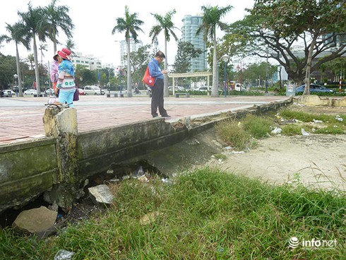 Đà Nẵng: Rác tràn lan quanh… các điểm nhấn kiến trúc! - ảnh 4