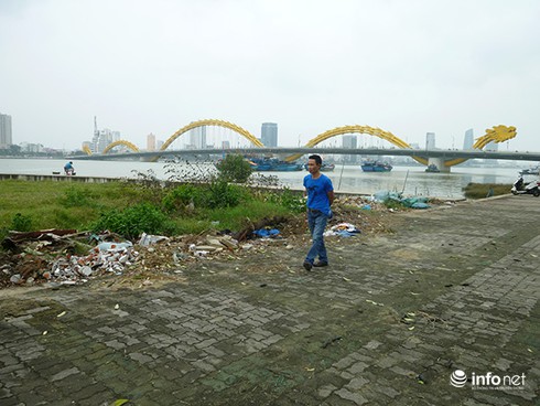 Đà Nẵng: Rác tràn lan quanh… các điểm nhấn kiến trúc! - ảnh 6