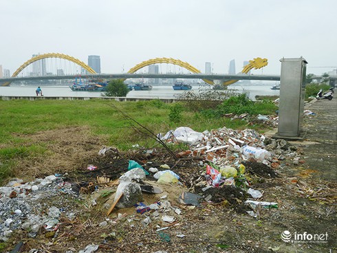 Đà Nẵng: Rác tràn lan quanh… các điểm nhấn kiến trúc! - ảnh 7
