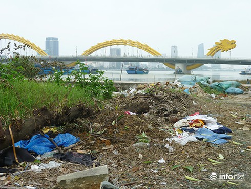 Đà Nẵng: Rác tràn lan quanh… các điểm nhấn kiến trúc! - ảnh 8
