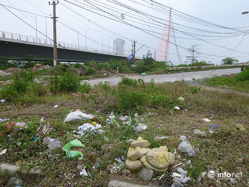 Đà Nẵng: Rác tràn lan quanh… các điểm nhấn kiến trúc! - ảnh 10