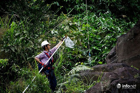Ngoạn mục cảnh đu dây nhặt rác giữa rừng nguyên sinh Bà Nà - ảnh 13