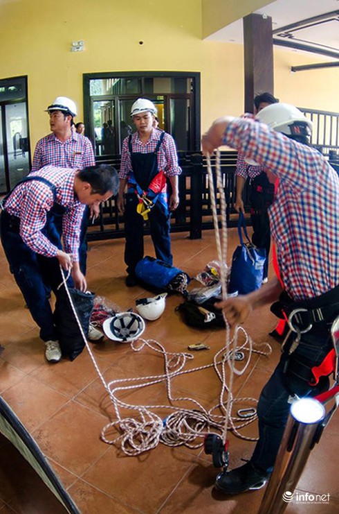 Ngoạn mục cảnh đu dây nhặt rác giữa rừng nguyên sinh Bà Nà - ảnh 3