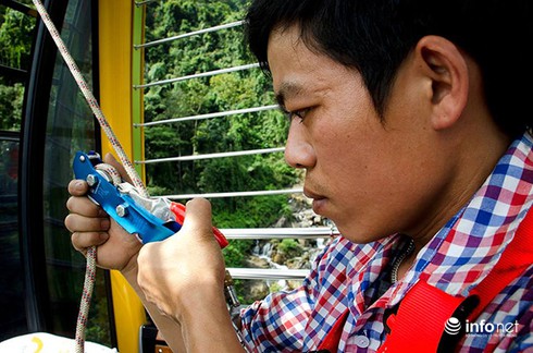 Ngoạn mục cảnh đu dây nhặt rác giữa rừng nguyên sinh Bà Nà - ảnh 4