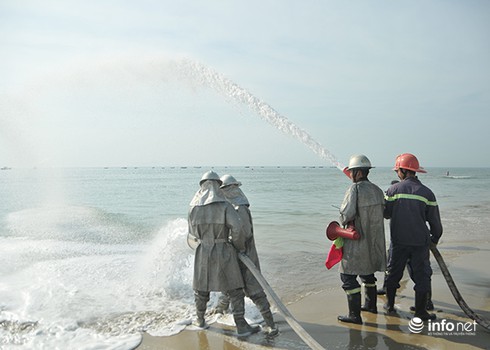 Đà Nẵng: Gần 500 người tham gia diễn tập ứng phó sự cố tràn dầu trên biển - ảnh 2