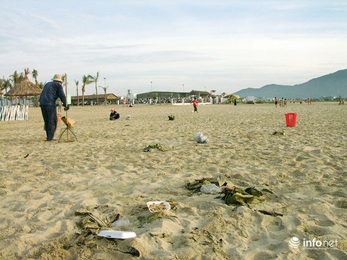 Đà Nẵng: Nan giải việc xử phạt xả rác trên bãi biển - ảnh 1