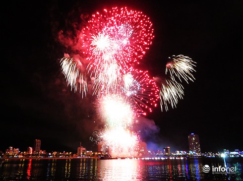 Pháo hoa rực rỡ trên sông Hàn tối 2/9 - ảnh 6