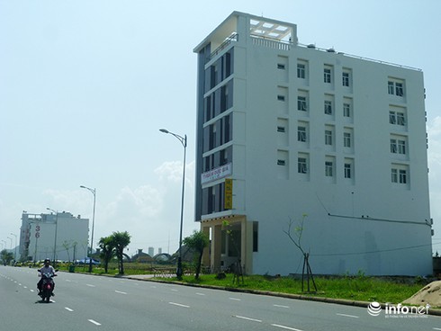 Nhà cao tầng nghi của người Trung Quốc áp sát, nhòm ngó sân bay Nước Mặn? - ảnh 4