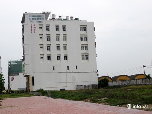 Nhà cao tầng nghi của người Trung Quốc áp sát, nhòm ngó sân bay Nước Mặn? - ảnh 1