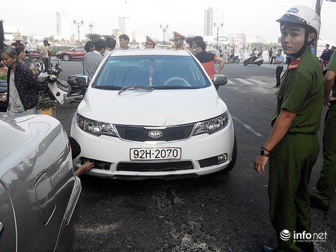 Đà Nẵng: Người dân phản ứng mô tô CSGT chặn đầu xe chạy ngược chiều, gây tai nạn - ảnh 1