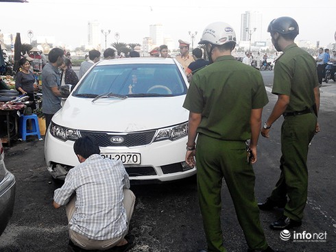 Mô tô CSGT bất ngờ chặn đầu ô tô chạy ngược chiều, Công an Đà Nẵng nói gì? - ảnh 1