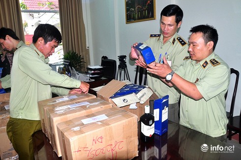 Đà Nẵng: Bắt hàng trăm chai rượu nhập lậu vận chuyển trên xe khách - ảnh 1