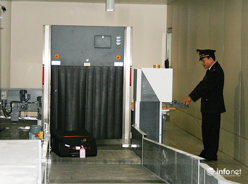 Phát hiện 1 người Trung Quốc dùng hộ chiếu người khác đi máy bay! - ảnh 1