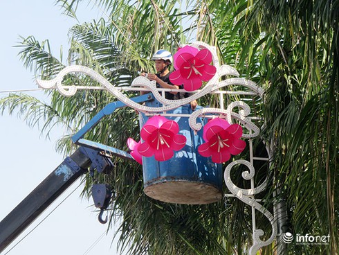 Đà Nẵng: Nhiều doanh nghiệp trang trí điện chiếu sáng đón Tết Bính Thân 2016 - ảnh 1