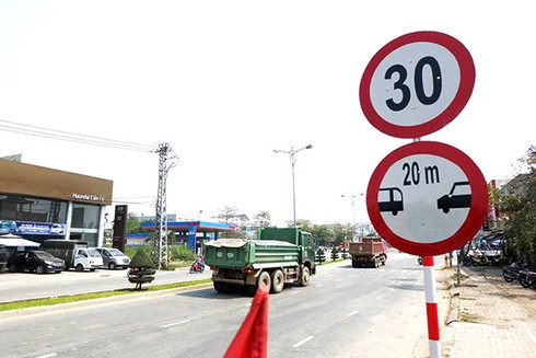 Đà Nẵng: Hoàn thành lắp đặt biển báo hạn chế tốc độ “hung thần” xe ben - ảnh 1