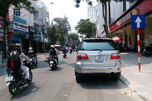 Đà Nẵng: Người dân “vô tư” đi ngược chiều trên đường một chiều mới triển khai - ảnh 1