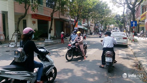 Đà Nẵng: Người dân “vô tư” đi ngược chiều trên đường một chiều mới triển khai - ảnh 10