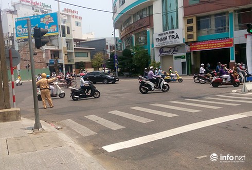 Đà Nẵng: Người dân “vô tư” đi ngược chiều trên đường một chiều mới triển khai - ảnh 14