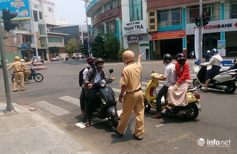 Đà Nẵng: Người dân “vô tư” đi ngược chiều trên đường một chiều mới triển khai - ảnh 15