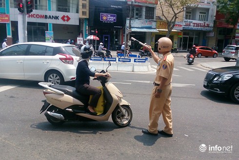 Đà Nẵng: Người dân “vô tư” đi ngược chiều trên đường một chiều mới triển khai - ảnh 16