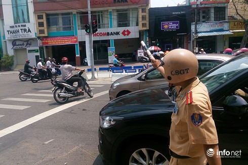 Đà Nẵng: Người dân “vô tư” đi ngược chiều trên đường một chiều mới triển khai - ảnh 17