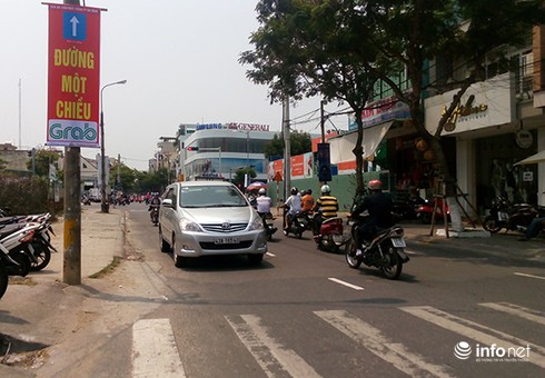 Đà Nẵng: Người dân “vô tư” đi ngược chiều trên đường một chiều mới triển khai - ảnh 2