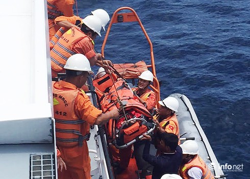 Khẩn cấp cứu ngư dân đau bụng dữ dội khi đang đánh bắt trên biển - ảnh 1