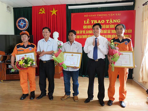 Bộ trưởng GTVT tặng bằng khen cứu nạn 34 ngư dân bị đâm chìm tàu ở Hoàng Sa - ảnh 1