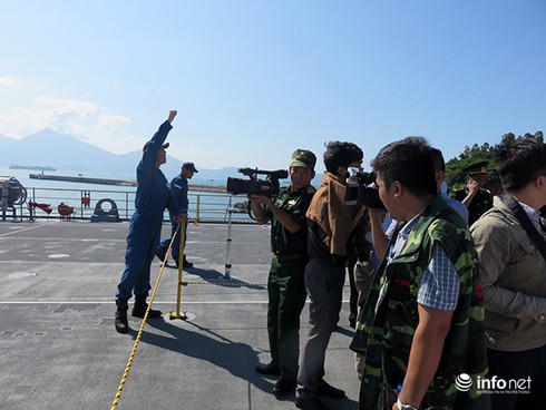 Vận thang độc đáo trên tàu đổ bộ JSDS Shimokita (LST-4002) của Hải quân Nhật Bản - ảnh 8