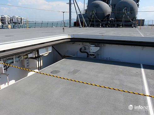 Vận thang độc đáo trên tàu đổ bộ JSDS Shimokita (LST-4002) của Hải quân Nhật Bản - ảnh 10