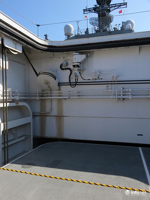 Vận thang độc đáo trên tàu đổ bộ JSDS Shimokita (LST-4002) của Hải quân Nhật Bản - ảnh 11