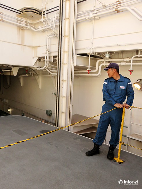 Vận thang độc đáo trên tàu đổ bộ JSDS Shimokita (LST-4002) của Hải quân Nhật Bản - ảnh 12