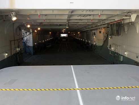 Vận thang độc đáo trên tàu đổ bộ JSDS Shimokita (LST-4002) của Hải quân Nhật Bản - ảnh 13