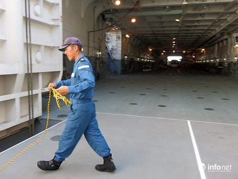 Vận thang độc đáo trên tàu đổ bộ JSDS Shimokita (LST-4002) của Hải quân Nhật Bản - ảnh 14