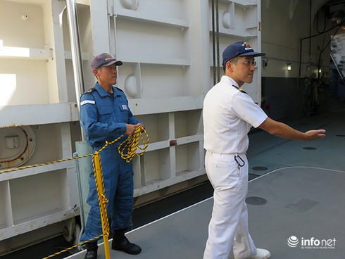 Vận thang độc đáo trên tàu đổ bộ JSDS Shimokita (LST-4002) của Hải quân Nhật Bản - ảnh 15