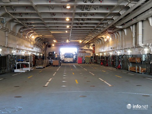 Vận thang độc đáo trên tàu đổ bộ JSDS Shimokita (LST-4002) của Hải quân Nhật Bản - ảnh 16