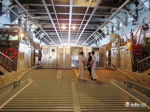 Vận thang độc đáo trên tàu đổ bộ JSDS Shimokita (LST-4002) của Hải quân Nhật Bản - ảnh 17