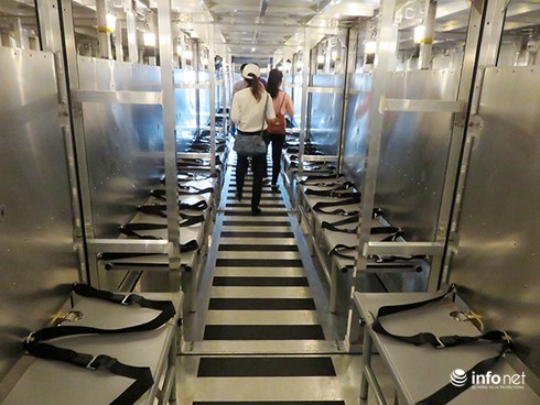 Vận thang độc đáo trên tàu đổ bộ JSDS Shimokita (LST-4002) của Hải quân Nhật Bản - ảnh 18