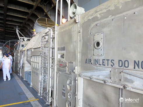 Vận thang độc đáo trên tàu đổ bộ JSDS Shimokita (LST-4002) của Hải quân Nhật Bản - ảnh 19