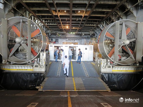 Vận thang độc đáo trên tàu đổ bộ JSDS Shimokita (LST-4002) của Hải quân Nhật Bản - ảnh 20