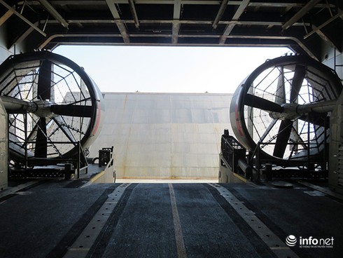 Vận thang độc đáo trên tàu đổ bộ JSDS Shimokita (LST-4002) của Hải quân Nhật Bản - ảnh 21