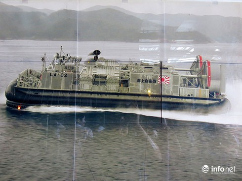 Vận thang độc đáo trên tàu đổ bộ JSDS Shimokita (LST-4002) của Hải quân Nhật Bản - ảnh 22