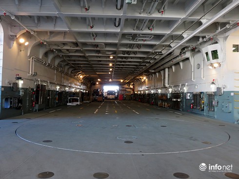 Vận thang độc đáo trên tàu đổ bộ JSDS Shimokita (LST-4002) của Hải quân Nhật Bản - ảnh 28