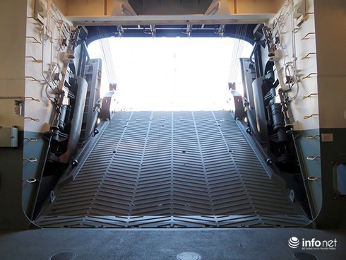 Vận thang độc đáo trên tàu đổ bộ JSDS Shimokita (LST-4002) của Hải quân Nhật Bản - ảnh 29