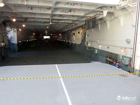 Vận thang độc đáo trên tàu đổ bộ JSDS Shimokita (LST-4002) của Hải quân Nhật Bản - ảnh 30