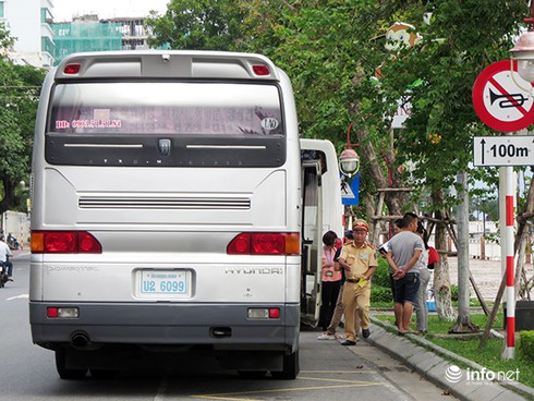 Khách Trung Quốc chụp ảnh liên ngành xử lý xe biển số ngoại vi phạm - ảnh 1